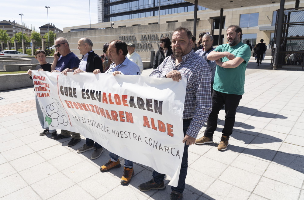 Concentraci&oacute;n de bodegueros alaveses ante la sede del Ejecutivo de Lakua. (Raul BOGAJO/FOKU)