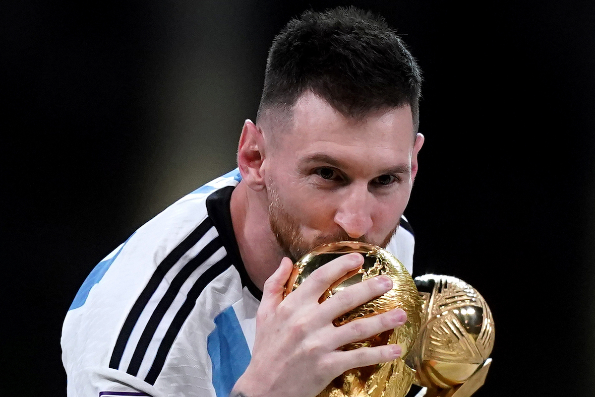 Leo Messi besa la Copa del Mundo. (Mike EGERTON/EUROPA PRESS)