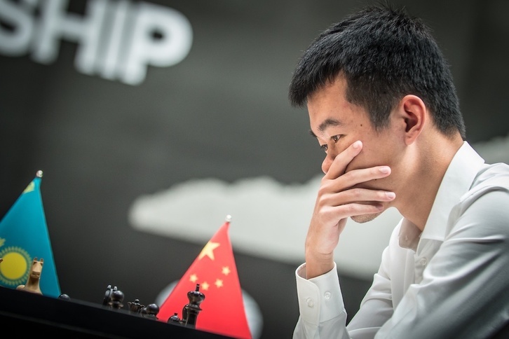 Ding Liren piensa y piensa en una partida en la que ha tenido que exprimirse para salvar el empate.