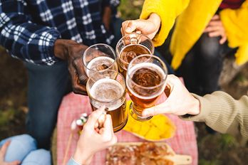 En grupo, los borrachos toman decisiones igual que los que no están bebidos.