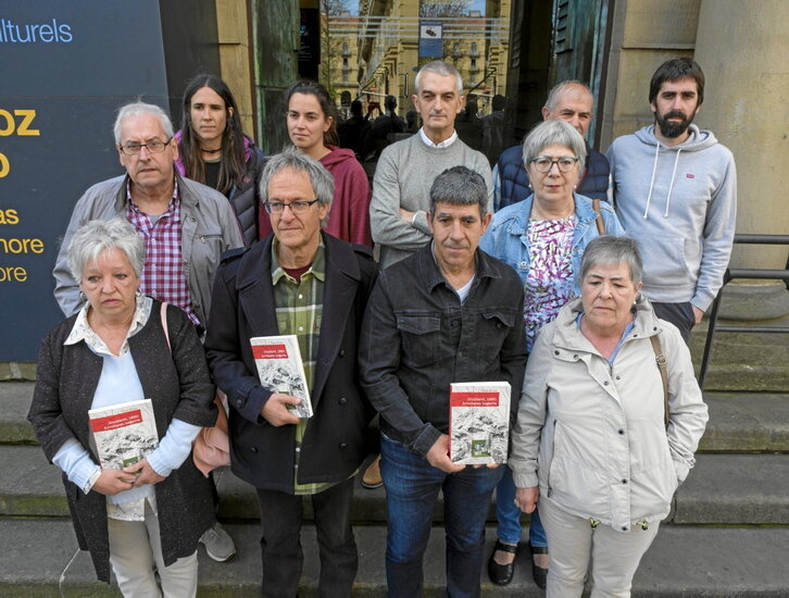 Pako Aristi, junto a Gure Bazterrak, Egiari Zor, familiares o el abogado Txemi Gorostiza.