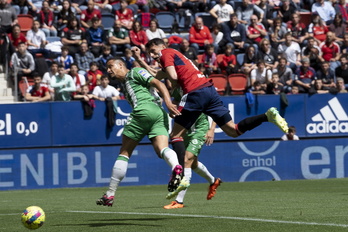 Budimir, el gran protagonista del partido, ha anotado así su segunda diana, de cabezazo picado.
