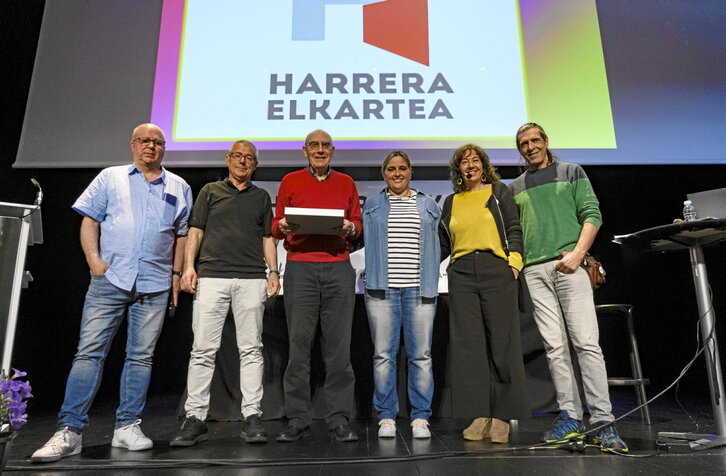 En el centro, el presidente saliente, Sebas Barinagarrementeria, y la entrante, Eba Ferreira.