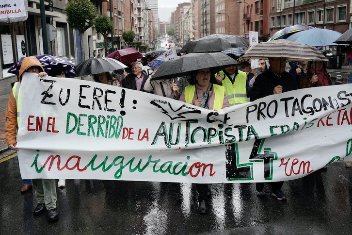 Manifestación vecinal en la calle Autonomía, camino de Errekalde, donde ha partido y ha finalizado.