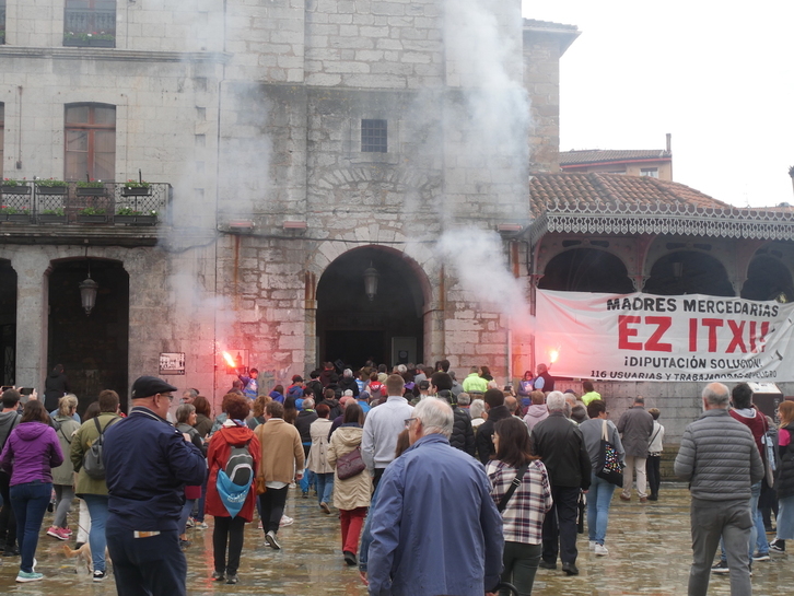 Manifestariak elizara sartzeko unean.