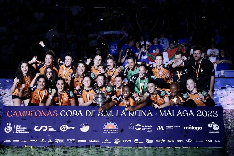 El equipo y afición celebran el título copero. 
