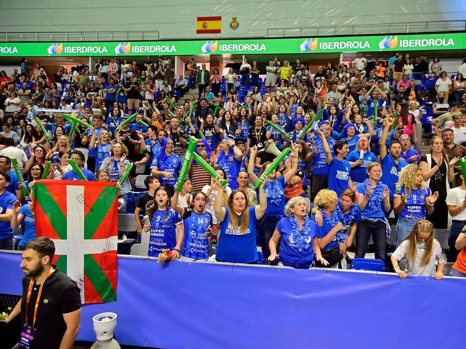 La afición de Bera Bera celebra el triunfo.