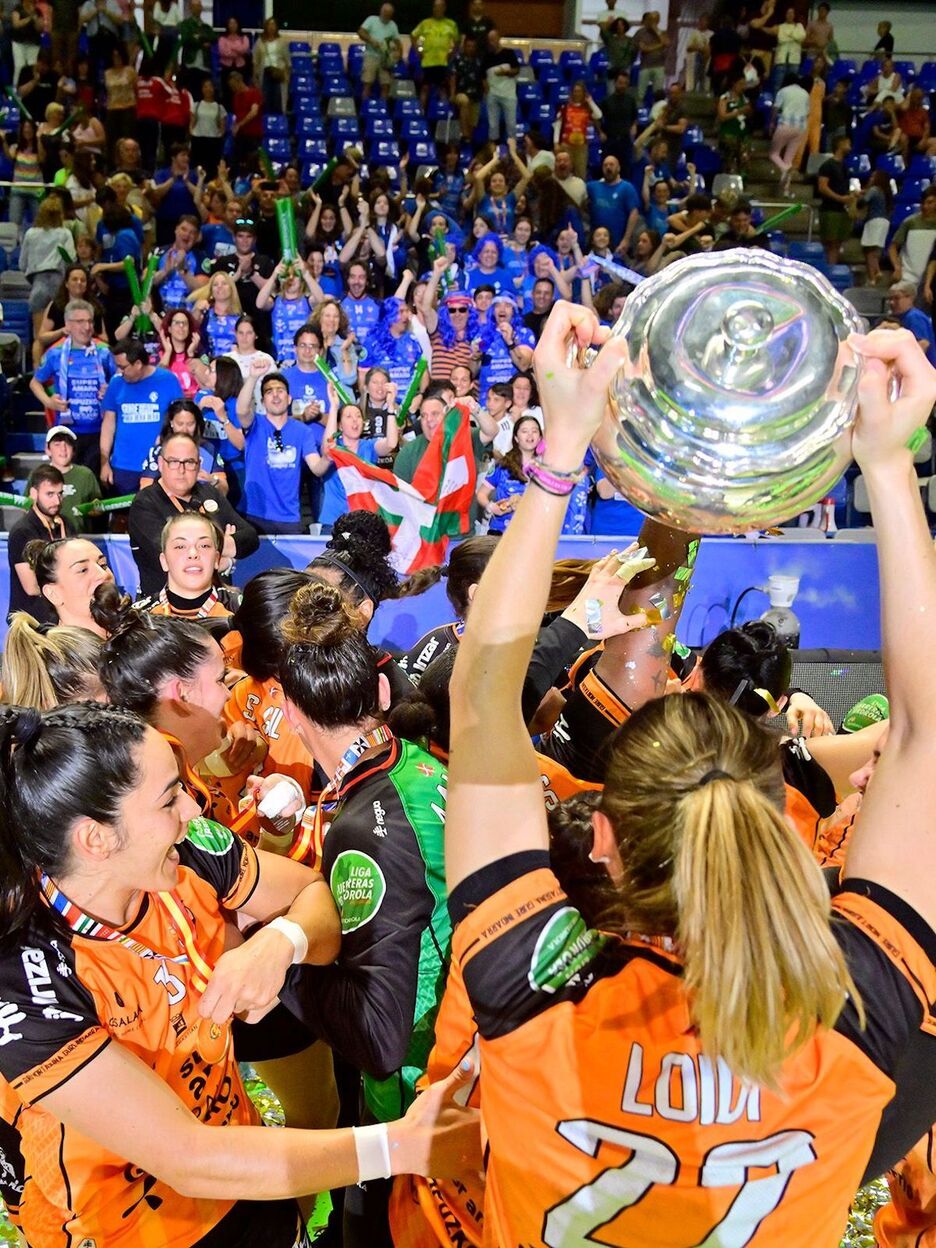 June Loidi levanta la Copa en dirección a la afición. 