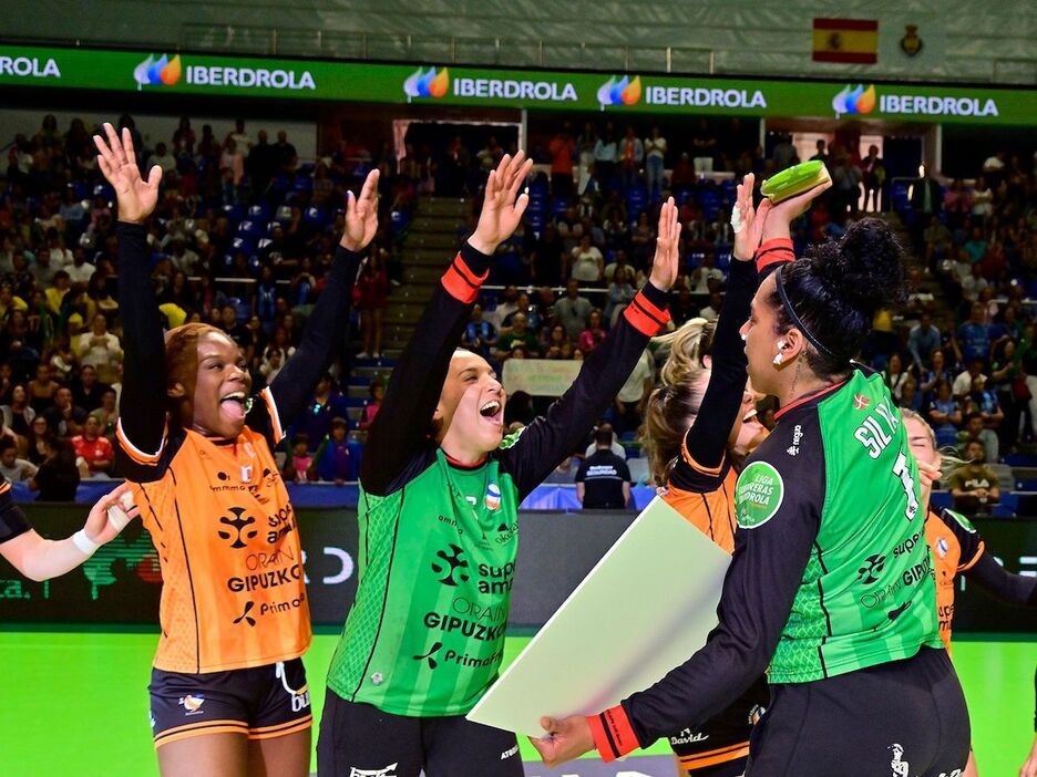 Alice Diva saluda a sus compañeras después de recoger el premio de MVP.