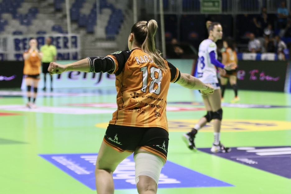 Elke Karsten, MVP de la semifinal, celebra un gol marca de la casa.