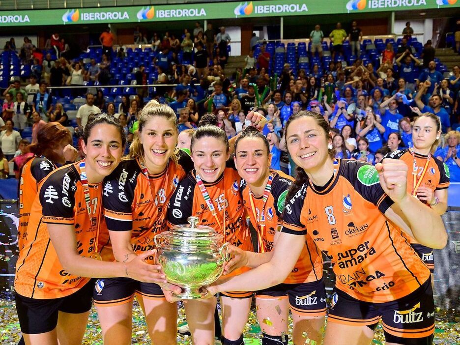 Sara Gil, Elke Karsten, Maitane Etxeberria, Esther Arrojeria y Alba Menéndez, las cinco jugadoras que también levantaron la Copa de Lasesarre.