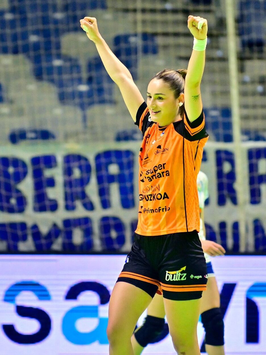 June Loidi celebra una acción del partido.