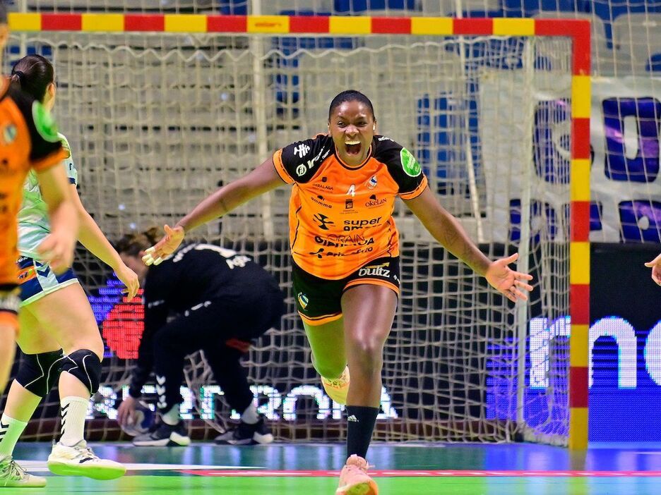 Mariane Fernandes, máxima goleadora de la final con 7 goles, celebra uno de los tantos.