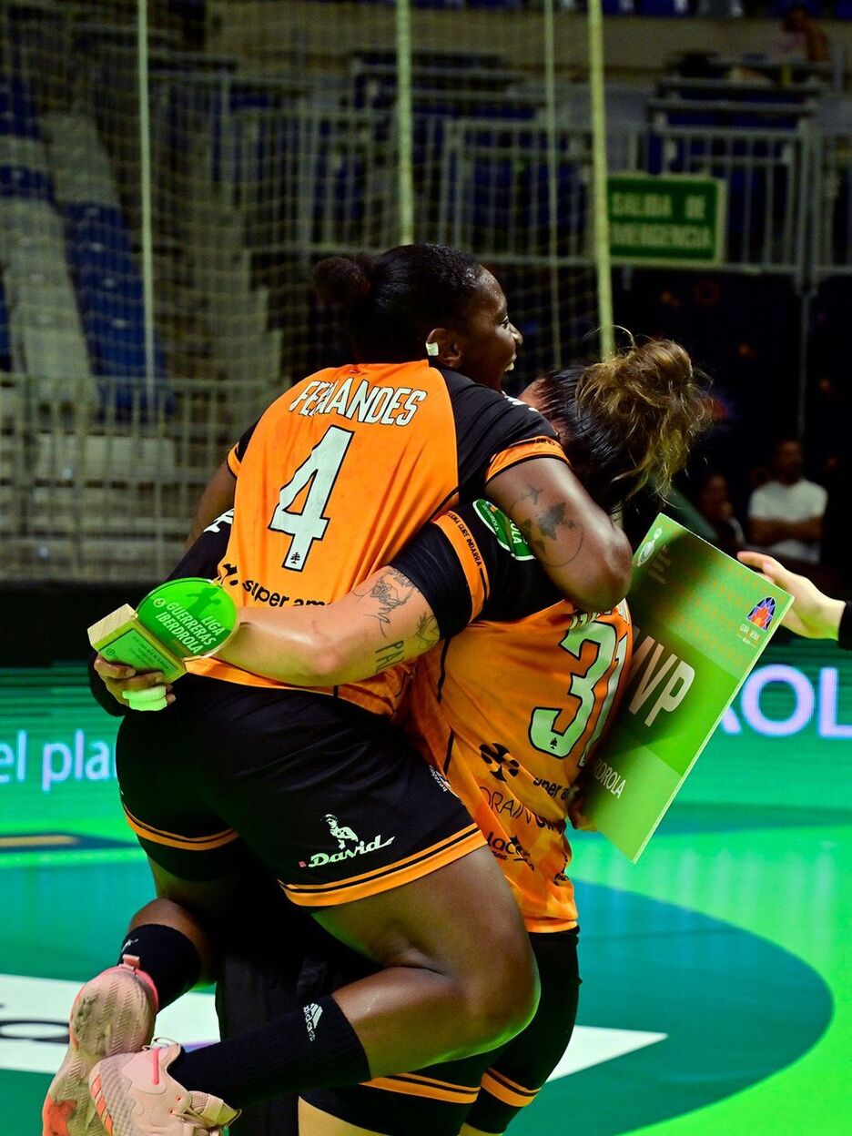 Abrazo entre Mariane Fernandes y Giuliana Gavilán.
