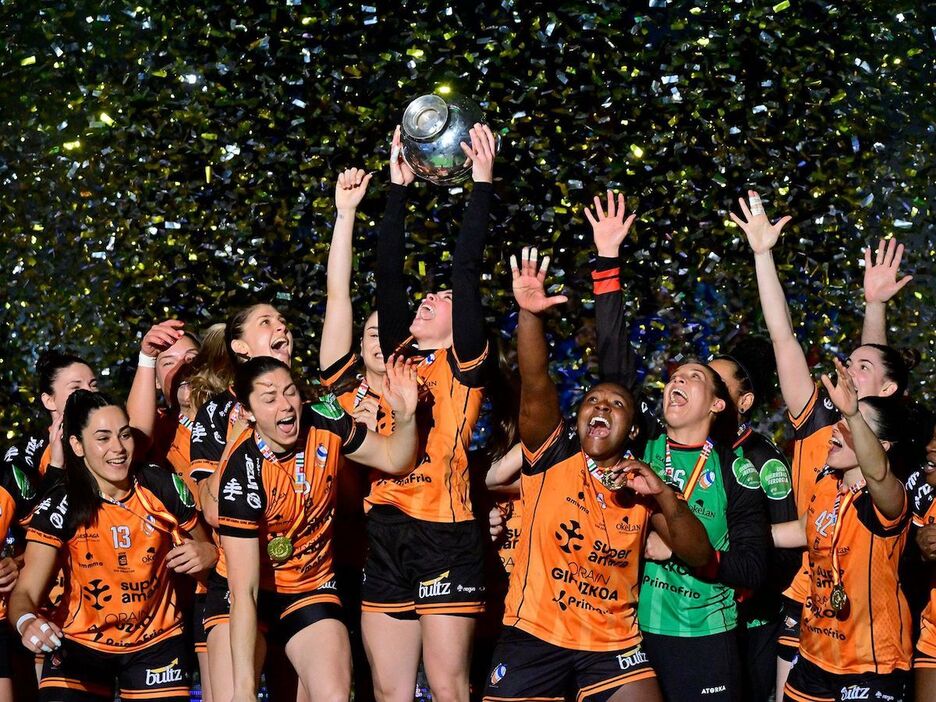 Paula Arcos levanta la Copa. 