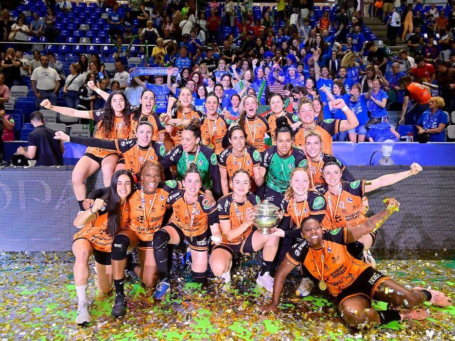 Alegría compartida entre jugadoras y afición. 