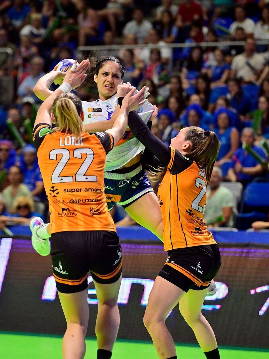 Buena defensa de Loidi y Arcos para frenar a Brasil.