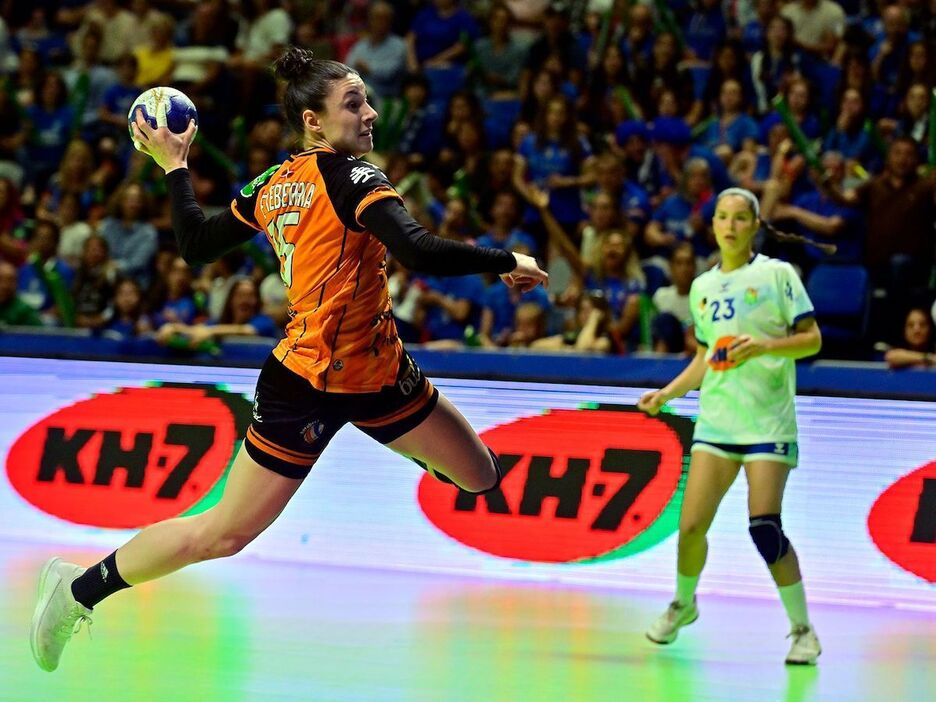 Maitane Etxeberria encara la portería.