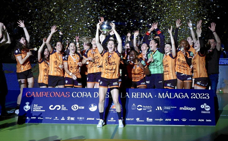 Alba Menendez, Bera Berako kapitaina, Kopa garaikurra altxatzen, atzean taldekideak dituela.