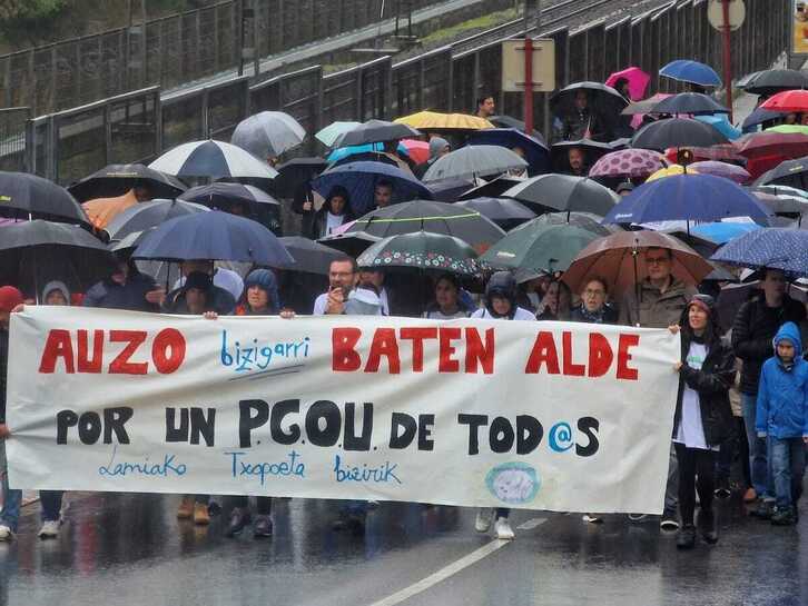 Manifestación en Lamiako contra los cambios en el PGOU del Ayuntamiento de Leioa.