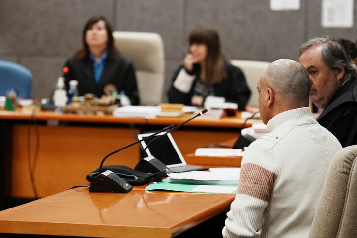 El hombre acusado de matar a su compañero de piso, en la primera sesión del juicio en la Audiencia de Bizkaia.