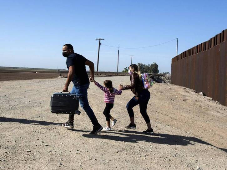 Una familia cubana cruza el muro fronterizo entre México y Estados Unidos en Arizona.