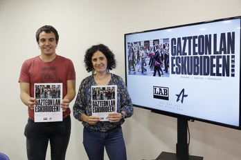 Ernaiko Pello Zabartek eta LABeko Oihana Lopetegik aurkeztu dute gaur Donostian langile gazteen eskubideei buruzko gida berria.