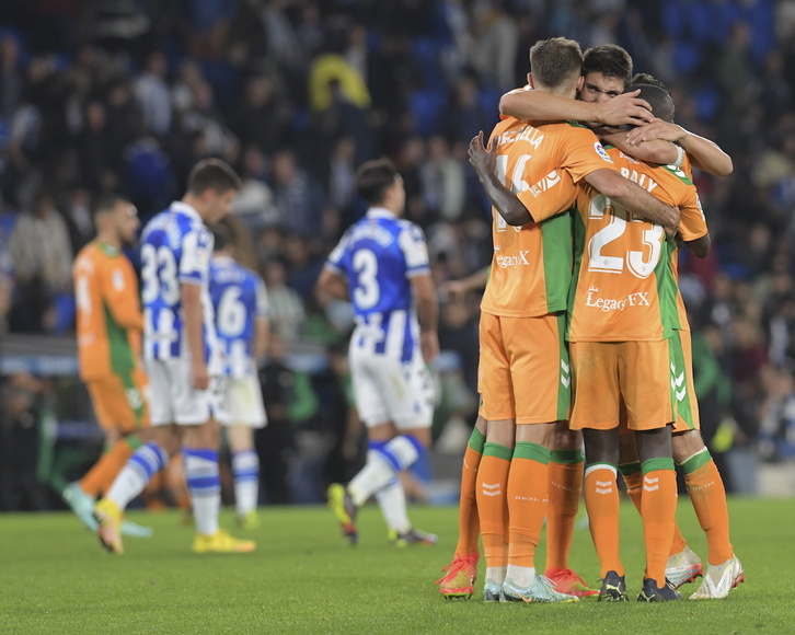 Los jugadores del Betis celebran uno de los dos goles marcados en los últimos minutos en la primera vuelta en Anoeta.