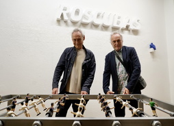 Fernando y Vicente Roscubas, con dos de sus obras. 