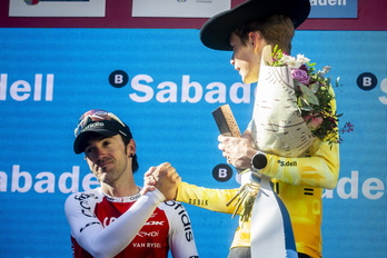 Ion Izagirre saluda a Vingegaard en el podio final de la Itzulia.