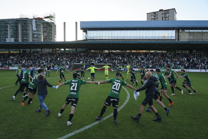 El Sestao River celebró el ascenso con la afición en Las Llanas.