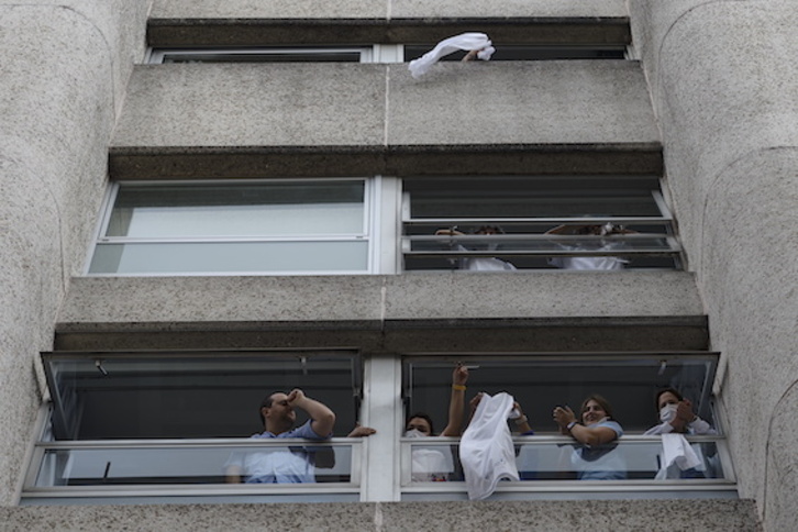 Trabajadores de Osakidetza saludan a los manifestantes que les aplaudían el sábado.