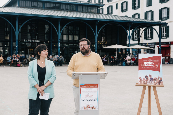 Argitxu Dufau eta Eñaut Aramendi, astelehen honetan Baionako Merkatu plazan eginiko agerraldian.