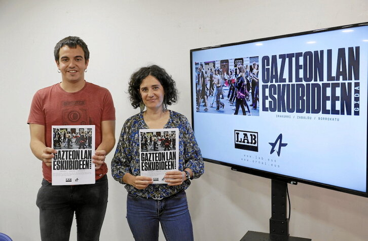 Ernaiko Pello Zabartek eta LABeko Oihana Lopetegik aurkeztu zuten langile gazteen eskubideei buruzko gida berria.