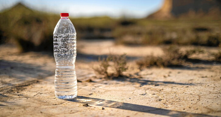 Una botella de agua en el desierto navarro de Las Bardenas.
