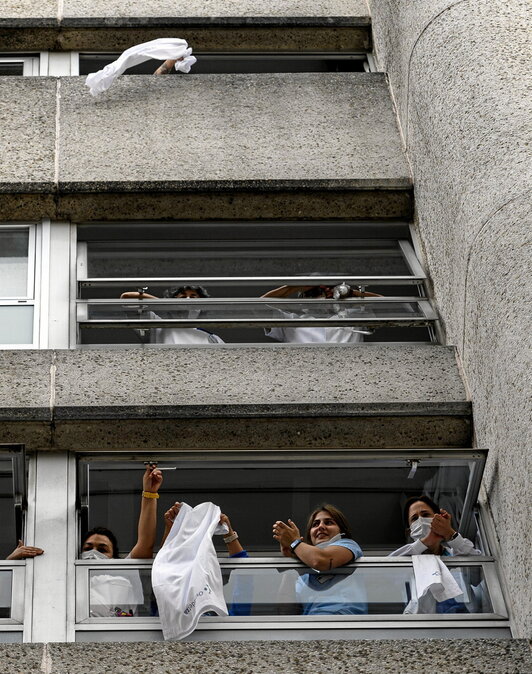 Trabajadores de Osakidetza saludan a los manifestantes que les aplaudían el sábado.