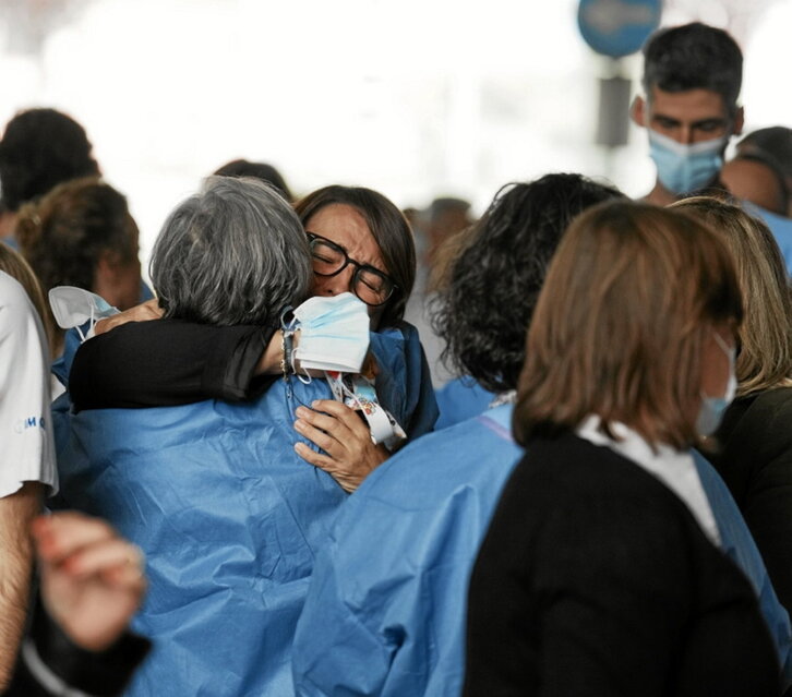 Sentidos abrazos frente a IMQ Zorrotzaurre.