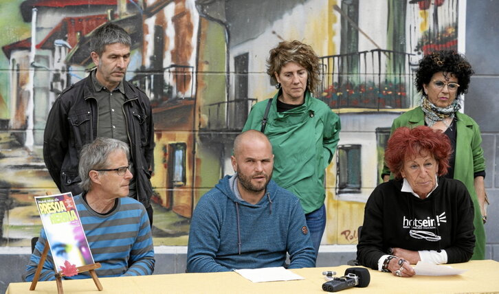 Egitaraua prestatu duen herritar taldea, Mariñelarenaren gertukoekin batean.