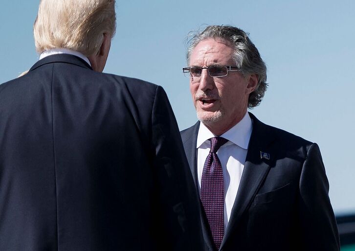 El gobernador republicano de Dakota del Norte, Doug Burgum, que ha firmado la ratificación de la prohibición del aborto, recibe a Donald Trump en el aeropuerto de Birmasck en septiembre de 2017.