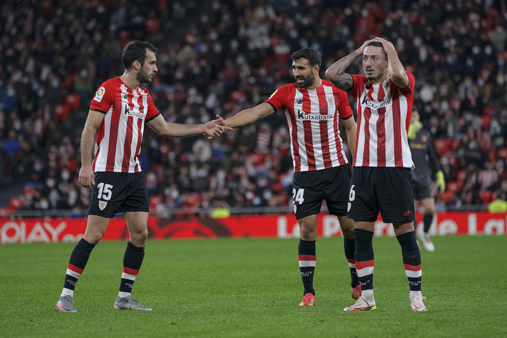 Lekue conversa con Balenziaga ante Vencedor en un partido en San Mamés.