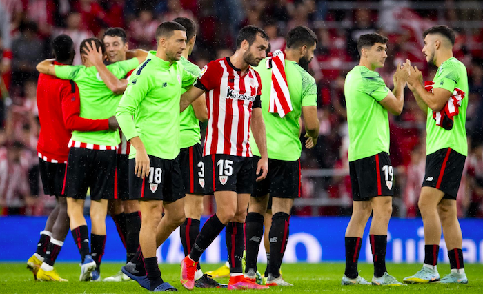 Lekue junto a De Marcos saludan a la afición con el resto del equipo tras ganar al Villarreal en San Mamés. (@AthleticClub) Lekue junto a De Marcos saludan a la afición con el resto del equipo tras ganar al Villarreal en San Mamés. (@AthleticClub)