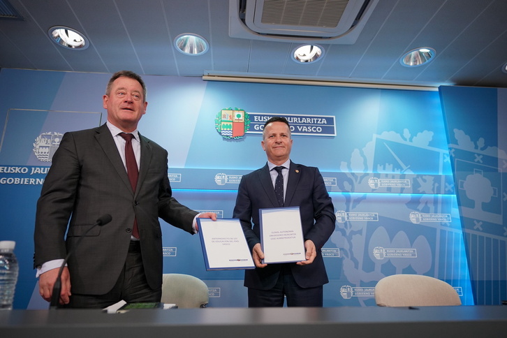 Zupiria junto a Bildarratz en la rueda de prensa, con el documento del proyecto de ley.