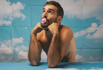 Barruan dugun umeari begira jartzeko gonbita egiten du Ghauk ‘Arin nira’ diskoan.