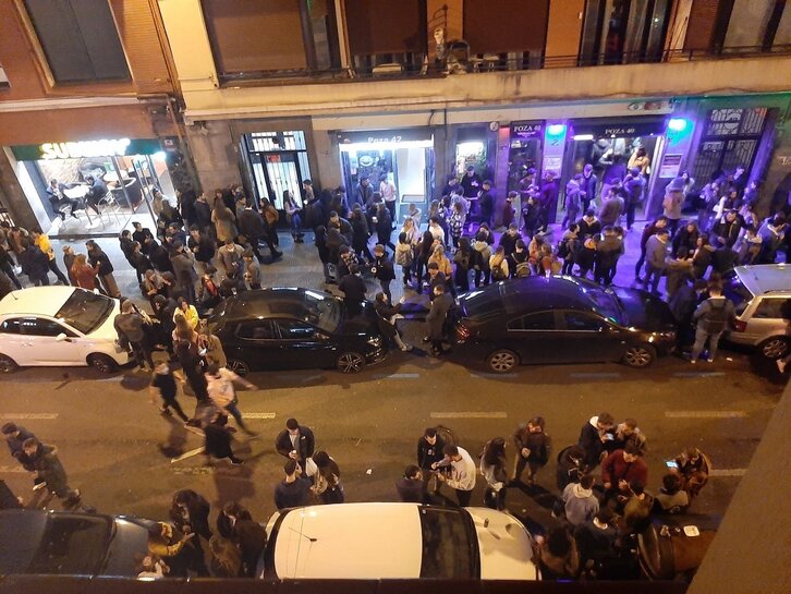 Ocio nocturno en la calle Licenciado Poza, en Bilbo.