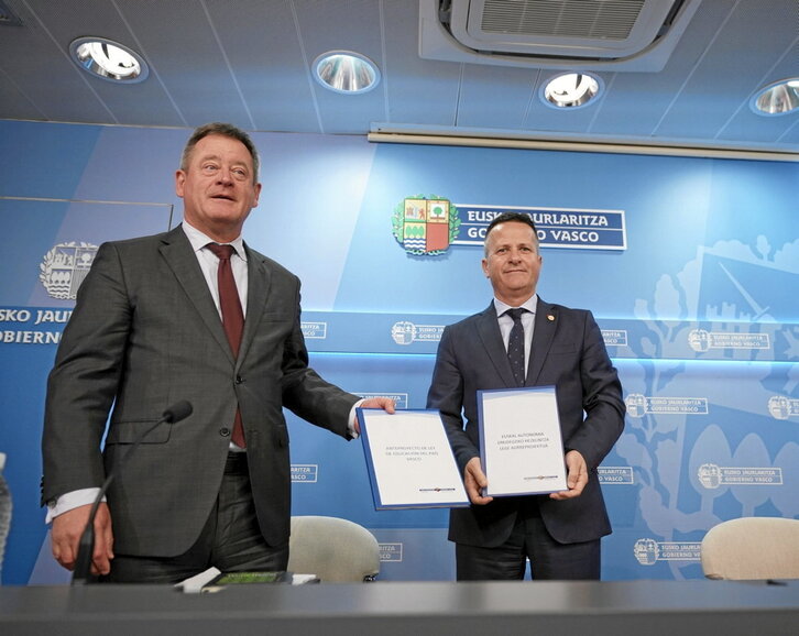 Bingen Zupiriak eta Jokin Bildarratzek aurkeztu zuten lege proiektua, Gasteizen.