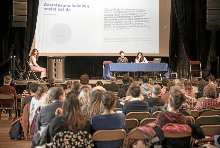 Miren Artetxe eta Maialen Iñarra ikerlariek gazteen gaineko zenbait azterketaren gakoak eman zituzten.