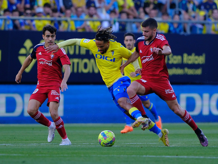 Iker Muñoz ha sido titular por primera vez en Liga. En la imagen, pelea un balón con Bondonga.