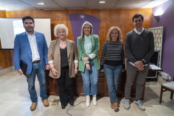 Víctor Lasa, Maite Peña, Olaia Duarte, Susana García y Mikel Lezama, en el debate electoral organizado en Donostia.