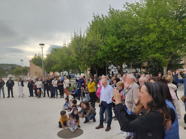 Vecinos y vecinas de la Txantrea en el acto de colocar la placa con el nombre de Dora Serrano.