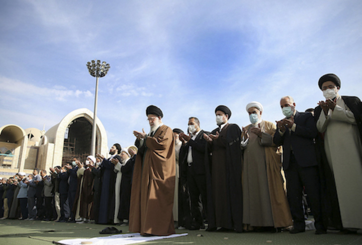 Ali Jamenei aiatolah handia Ramadanaren amaieran otoitza gidatzen.